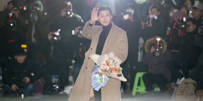 Hyun Bin chăm vuốt tóc ngược ra sau, để đầu đinh vẫn được khen đẹp